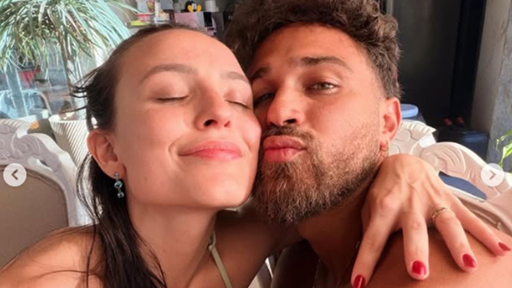 Larissa Manoela celebra Natal com amigos, piscina, karaokê e clima de pura alegria
