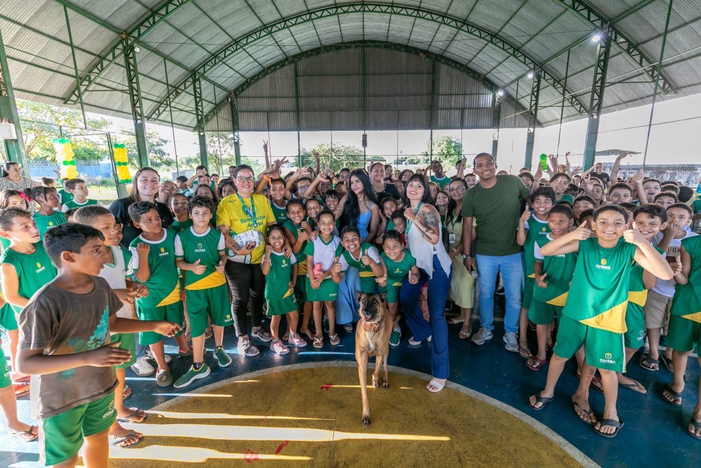 Cães Noturno e Luna encantam alunos da Emeb Senador Gastão durante Educa Pet 2026