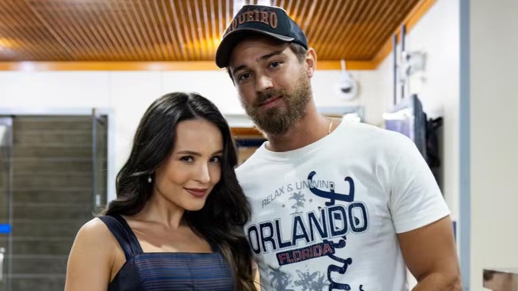 Larissa Manoela celebra estreia de André Luiz em novela com declaração apaixonada