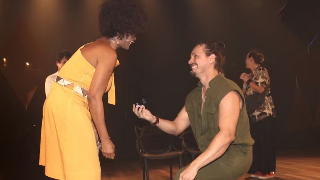 Isabel Fillardis é pedida em casamento no palco de teatro e se emociona: ‘Agora vai!’