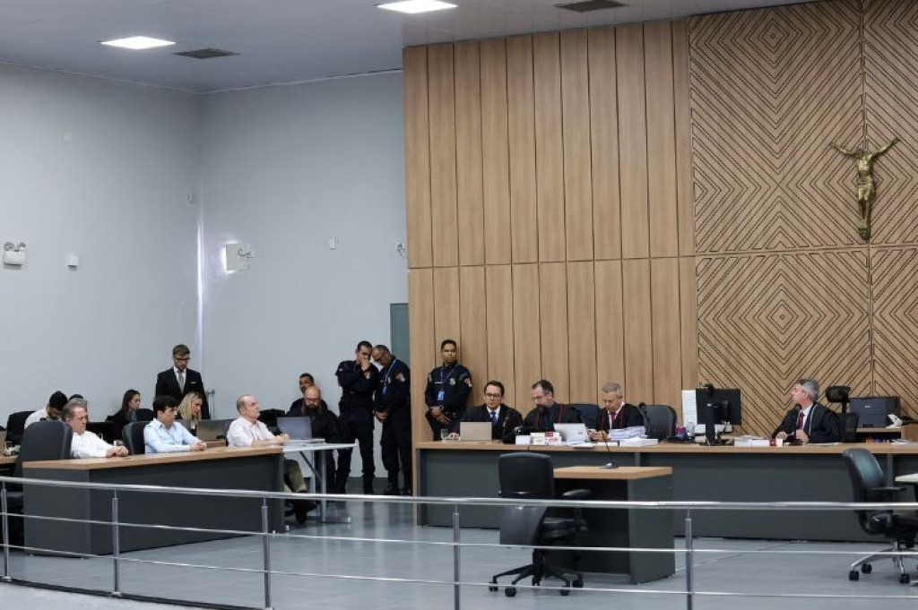Julgamento é retomado com interrogatório dos réus