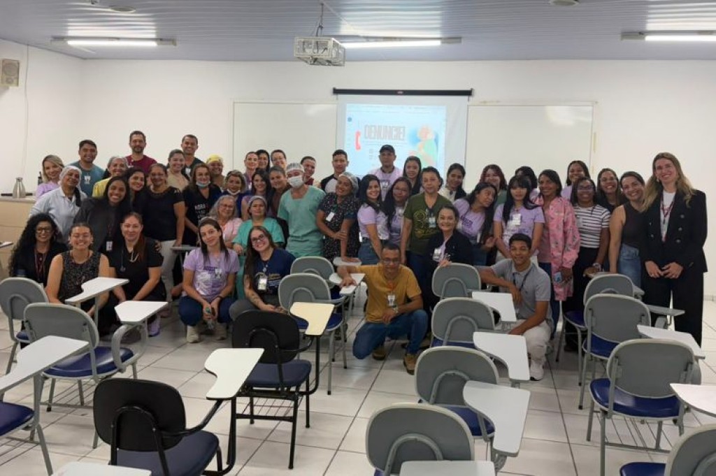 Caliandra ministra palestra sobre violência para profissionais da saúde