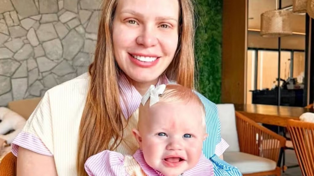 Ex-BBB Paulinha Leite posa com a filha e semelhança impressiona: ‘Xerox perfeito’