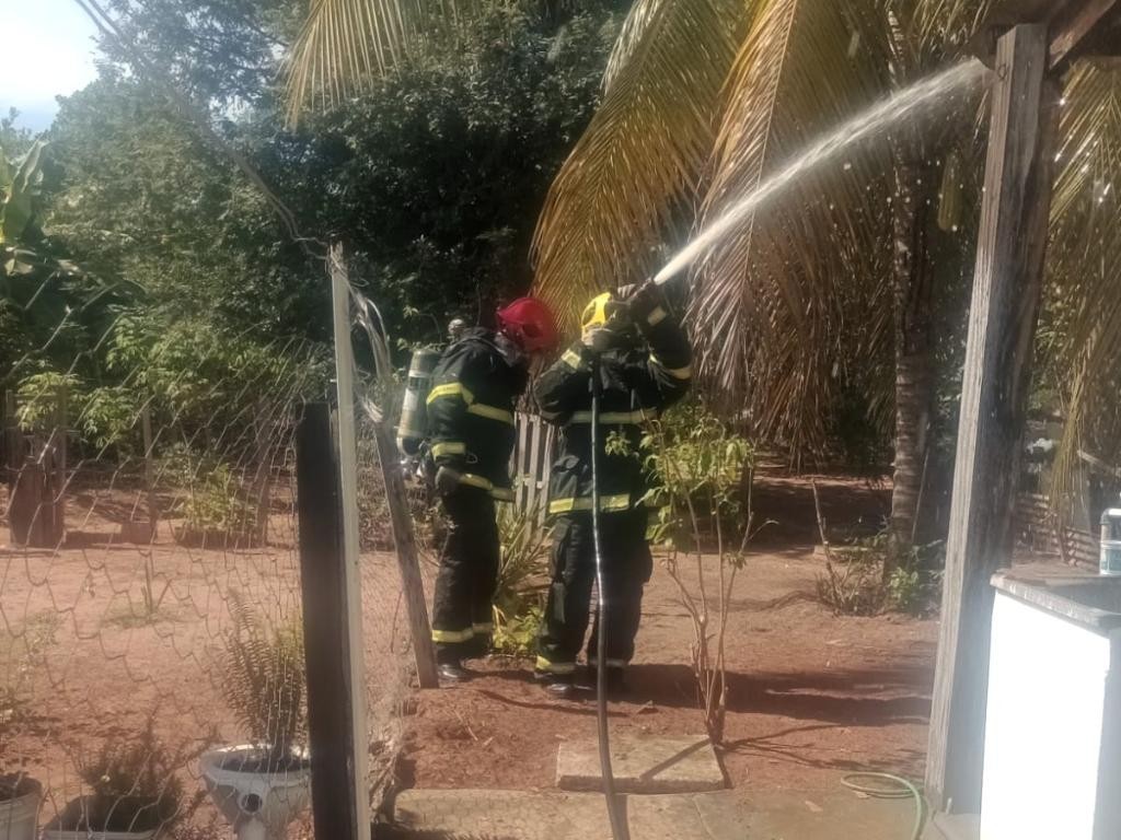 Corpo de Bombeiros age rápido e combate incêndio em residência
