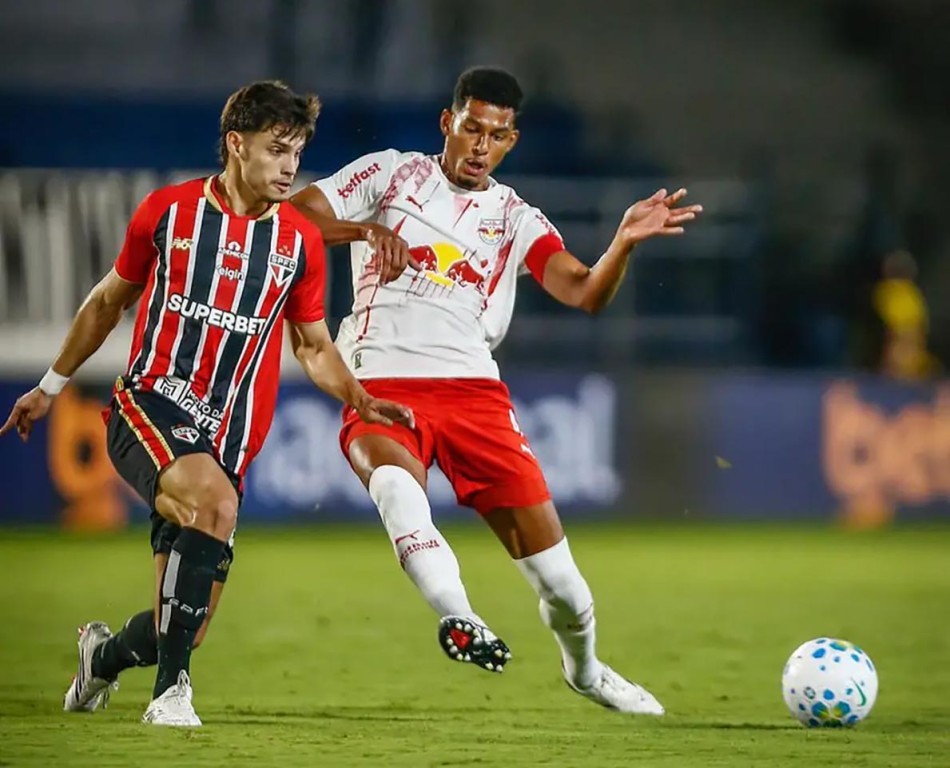 São Paulo vira sobre o Red Bull Bragantino e assume a liderança isolada do Brasileirão