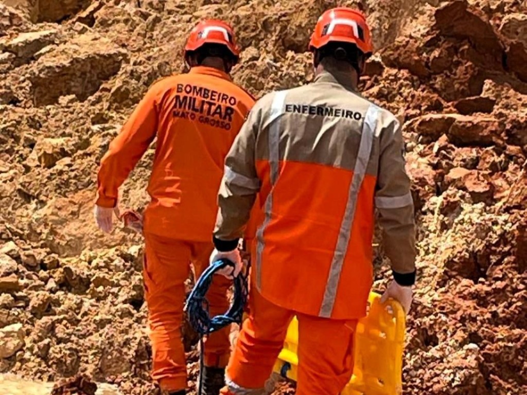 Bombeiros resgatam corpo de homem soterrado em garimpo