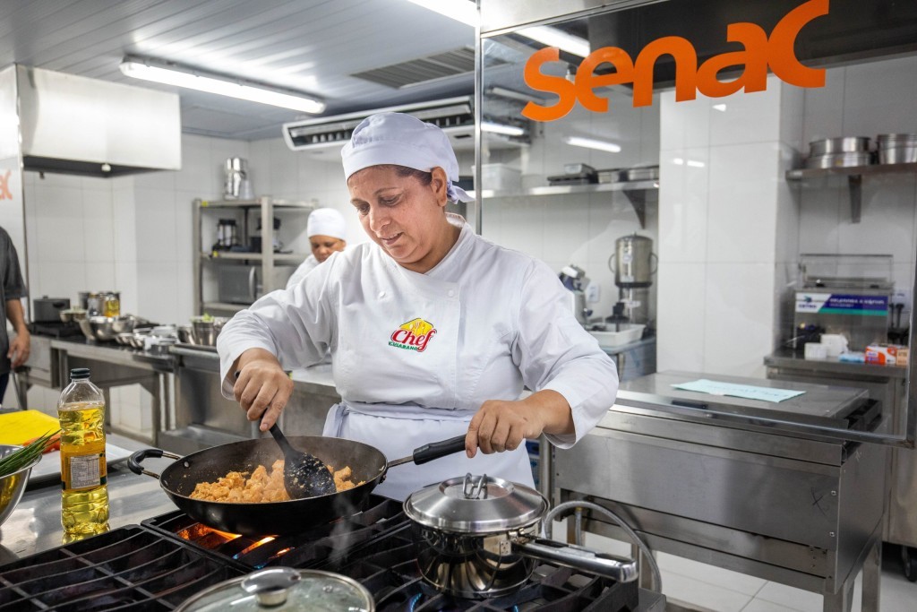 Merendeira de Cuiabá avança para concurso nacional com receita de alimentação escolar