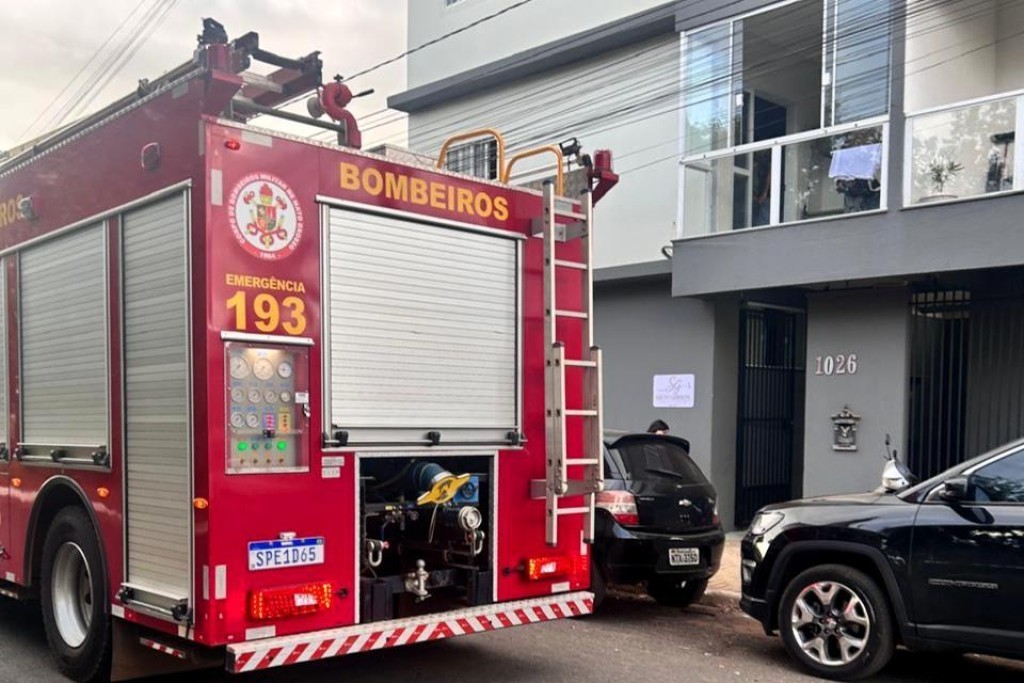 Corpo de Bombeiros atende princípio de incêndio em apartamento de edifício residencial
