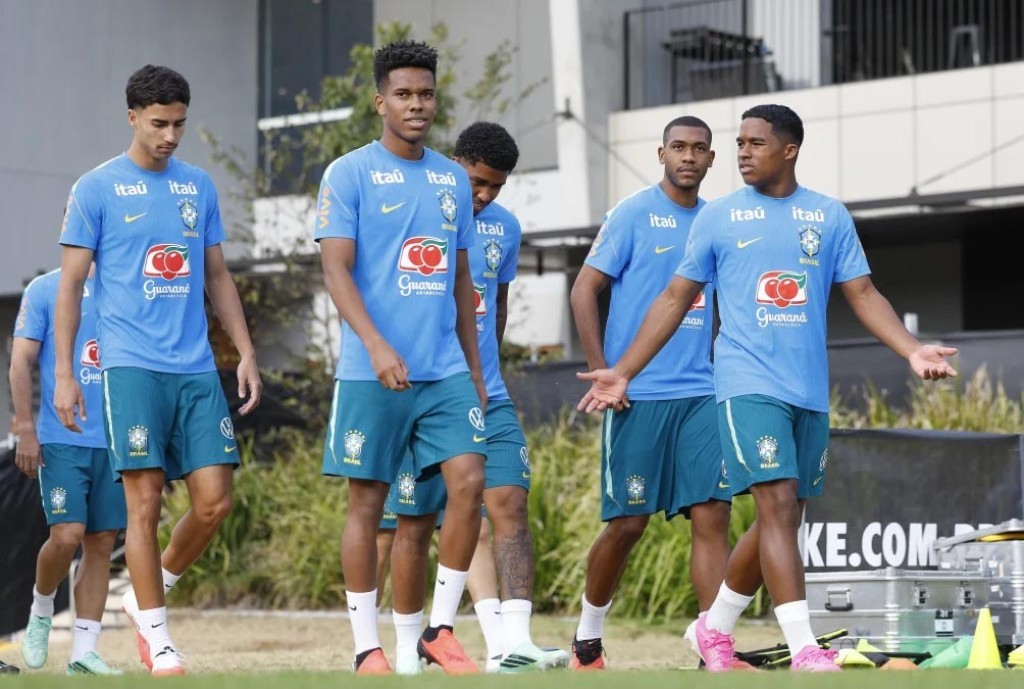 Seleção faz treino com time completo antes do duelo contra a Austrália