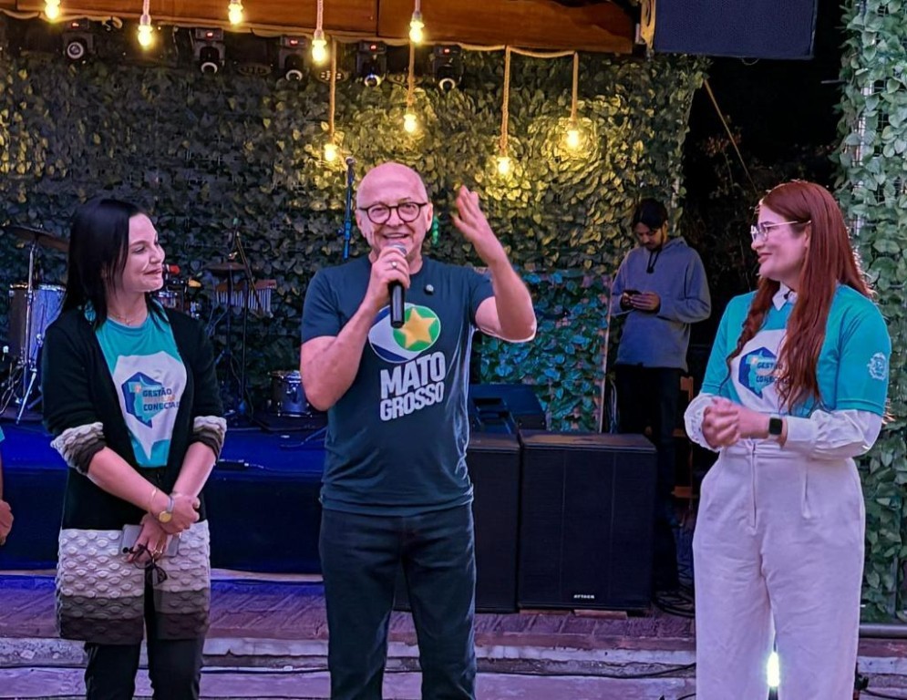 "É a escola que conduz nossos jovens para o futuro, e o Governo continua investindo para melhorar a educação de MT", afirma governador