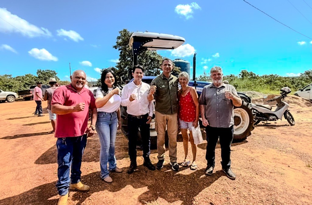 Entrega de trator fortalece agricultura familiar na Gleba Monjolo, em Chapada dos Guimarães