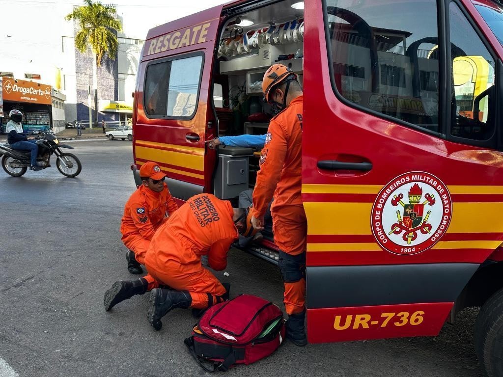 Corpo de Bombeiros socorre duas pessoas que ficaram feridas após colisão entre motocicletas