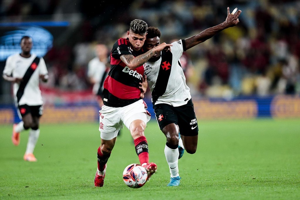 Flamengo vence o Vasco com um jogador a mais e respira no Carioca