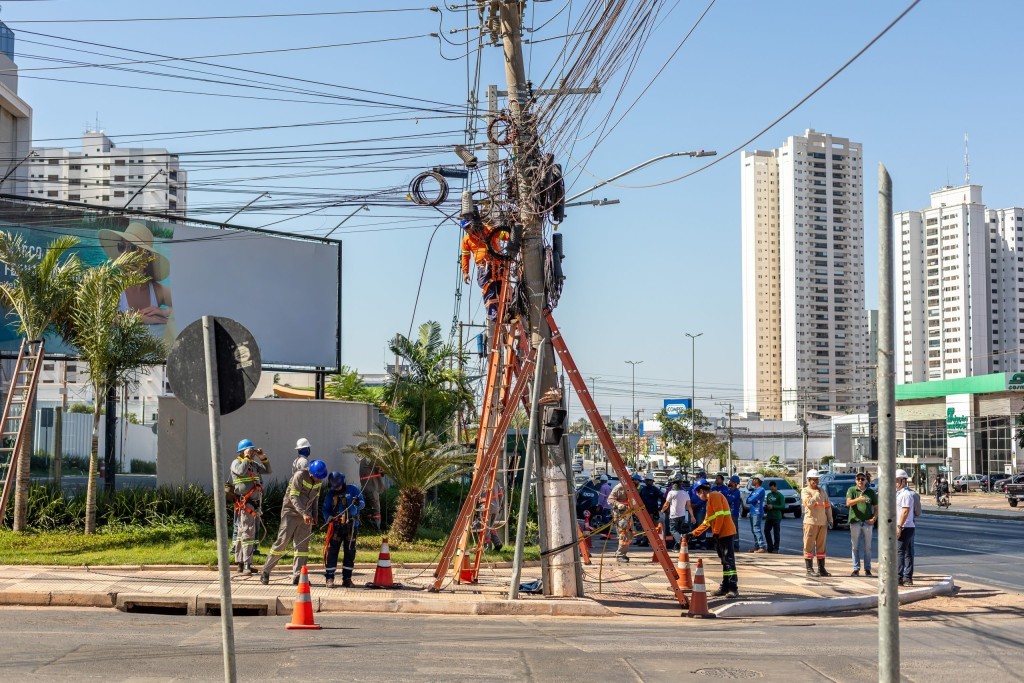 Operação contra fiação irregular recolhe cerca de 700 kg de cabos na Av. Fernando Corrêa
