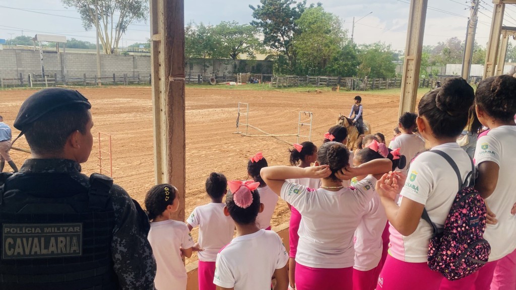 Afeto e aprendizado: Meninas do Programa Siminina vivem dia especial na Cavalaria da PM