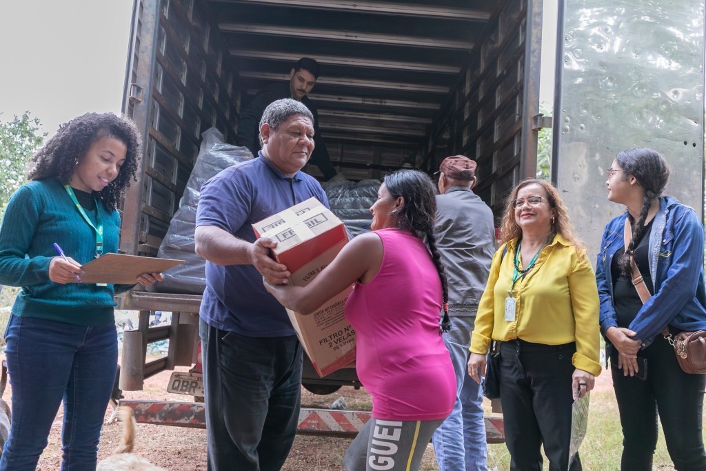 Prefeitura entrega cobertores e filtros a indígenas Warao em Cuiabá