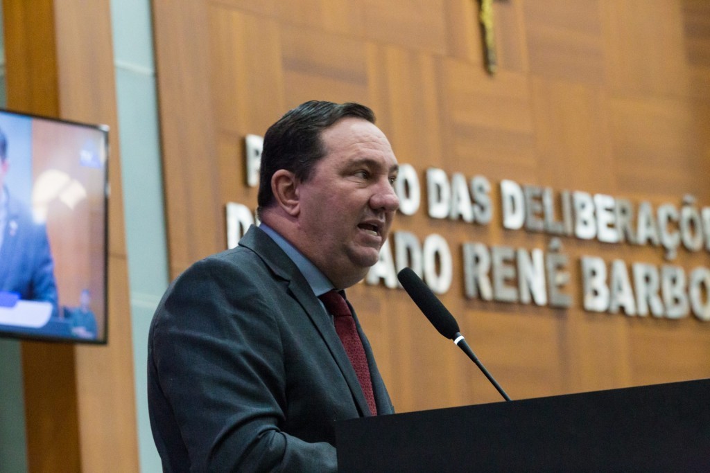 Barranco convoca Unemat e Seduc para explicar exclusão de estudantes do Conselho de Educação