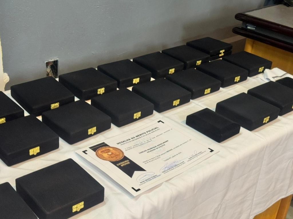 Polícia Civil homenageia servidores com Medalha do Mérito Policial na Regional de Juína