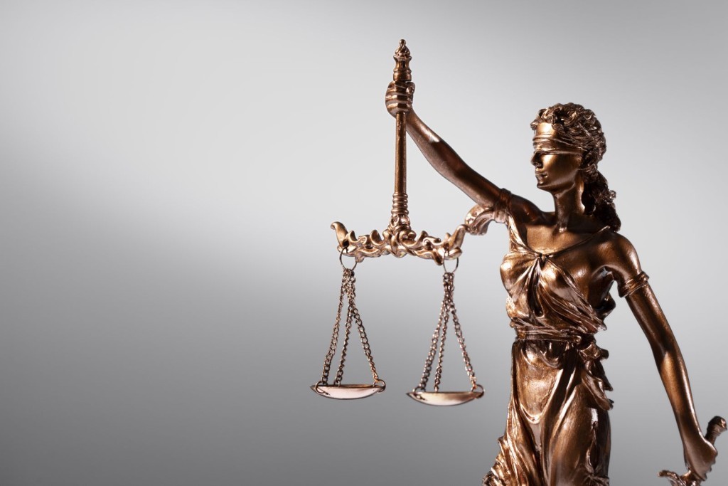 Justiça reconhece omissão do Estado em homicídios ordenados da prisão