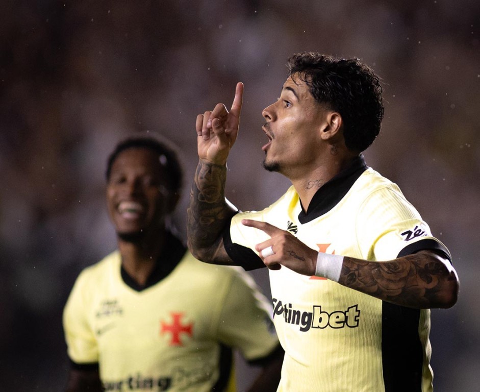Vasco vence o Vitória novamente e avança às semifinais da Copa do Brasil