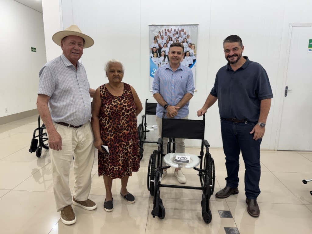 Prefeitura de Sinop entrega novas cadeiras de rodas para pacientes e zera filas de pedidos no CER