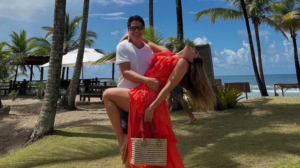 Elaine Mickely e Cesar Filho comemoram 25 anos de casados em praia: ‘Elo perfeito’