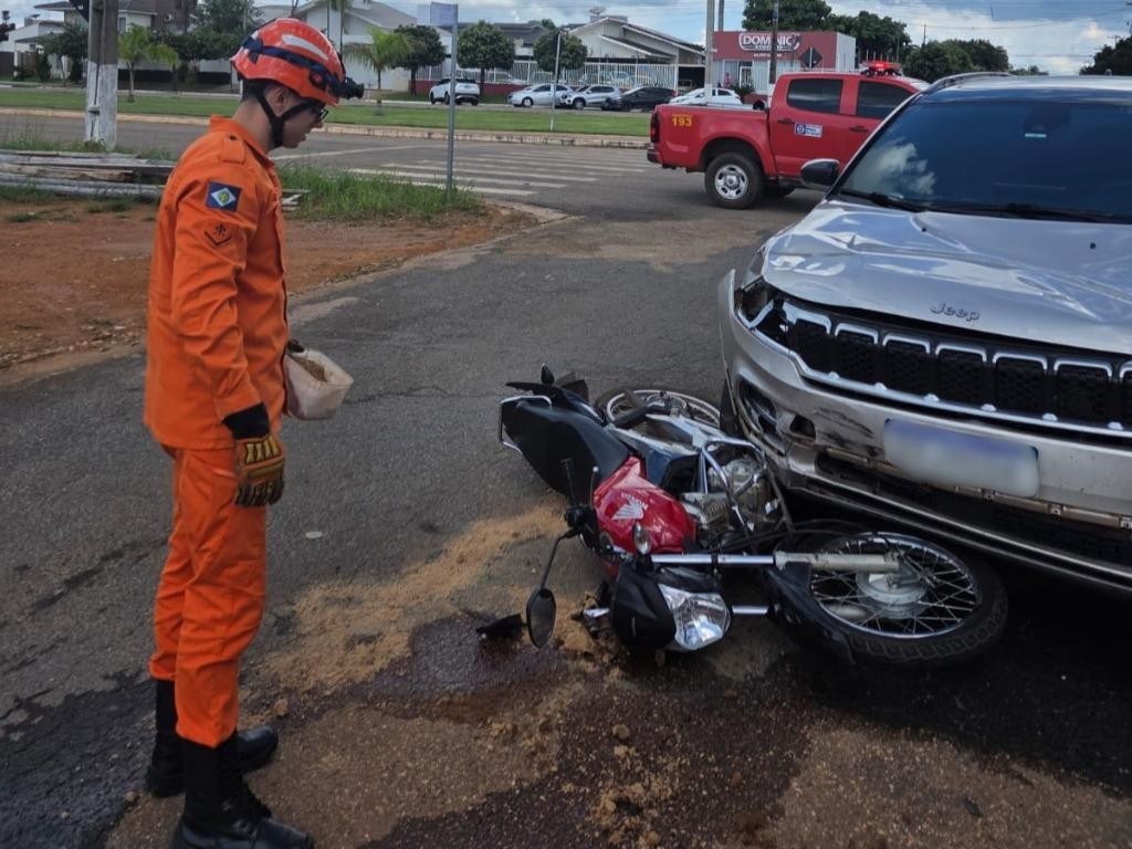 Corpo de Bombeiros presta socorro à vítima de acidente de trânsito em avenida