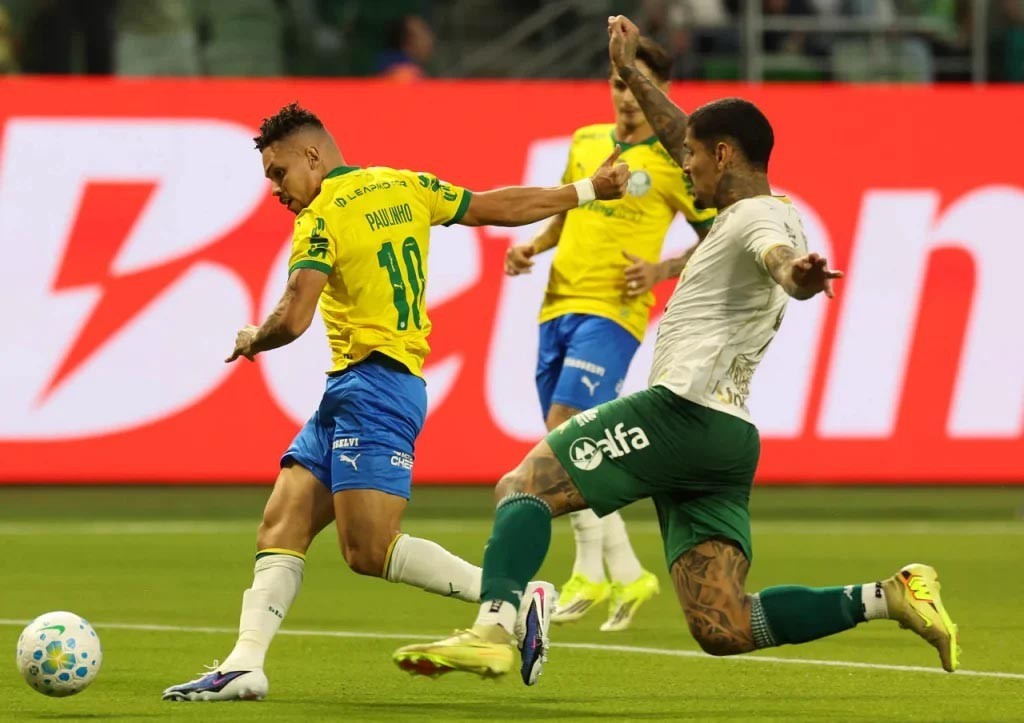Palmeiras supera expulsão, drama do VAR e consolidar liderança no Brasileirão