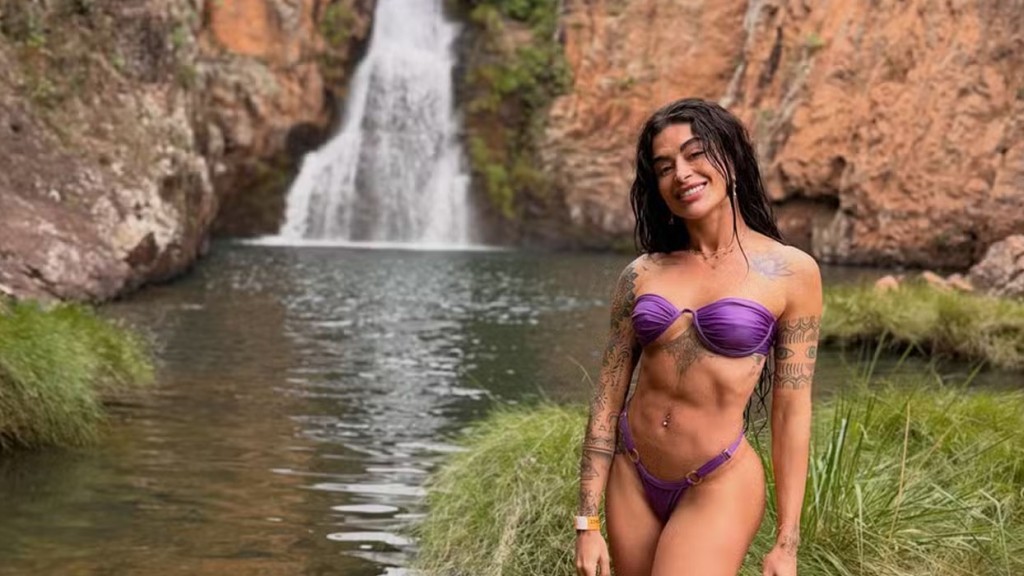 Aline Campos exibe boa forma em cachoeira de Goiás e compartilha reflexão inspiradora