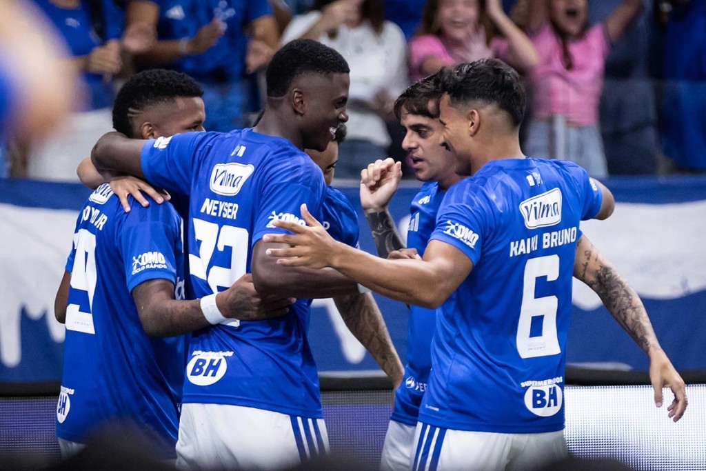 Cruzeiro vira para cima do Bragantino e sai da lanterna no Brasileirão