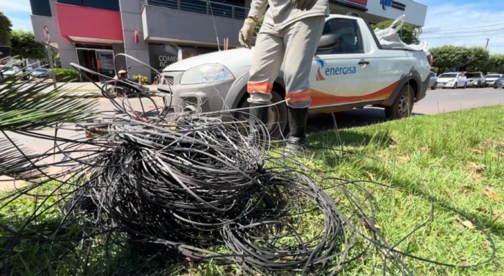 Operação Cidade Limpa chega a marca de 1,5 tonelada de fios e cabos irregulares retirados de postes em Sinop