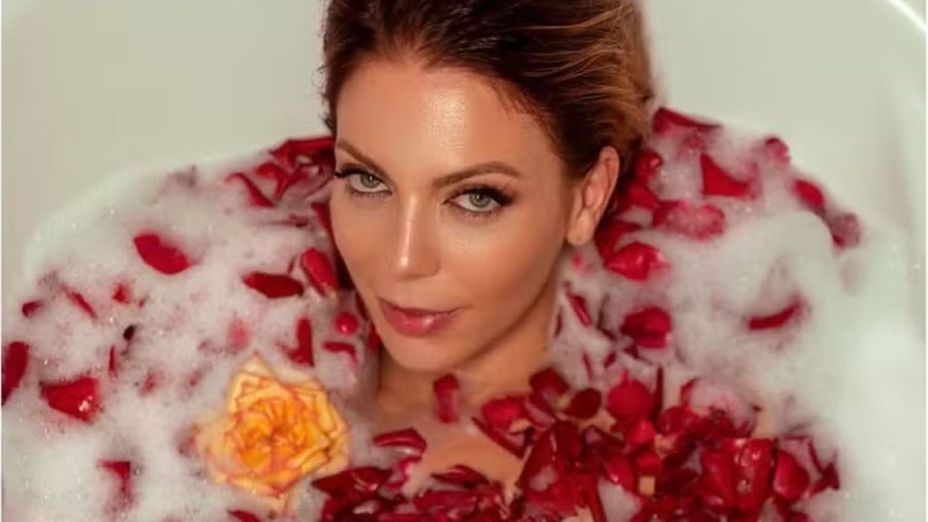 Sheila Mello posa nua em banheira com pétalas de rosas em ensaio sensual