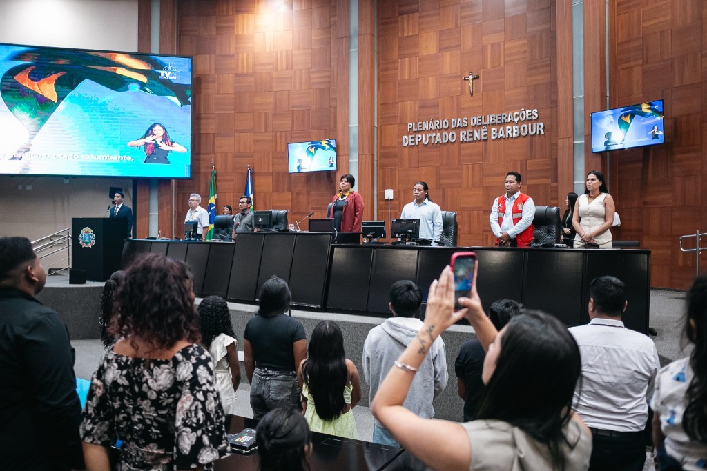 Parlamento estadual reconhece lideranças indígenas e aliados em sessão especial