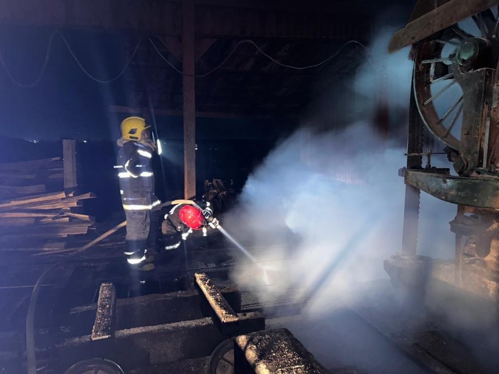 Corpo de Bombeiros combate incêndio em madeireira em Juína