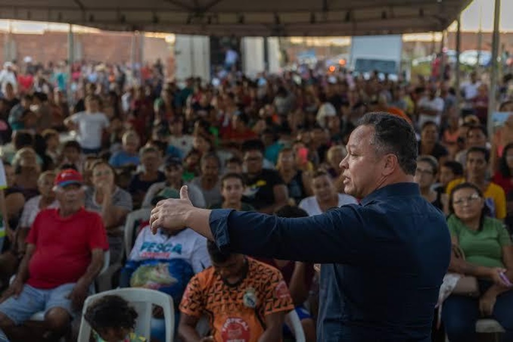 Prefeito inaugura rede de infraestrutura no Alfredo de Castro e dispara críticas à Energisa