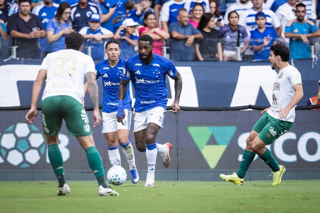 Cruzeiro vence a Chapecoense no Mineirão e sobe na tabela
