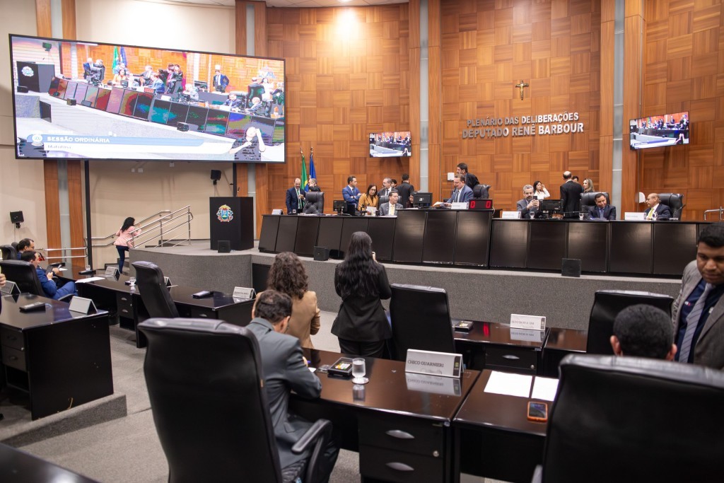 Deputados aprovam 28 propostas e empossam suplentes
