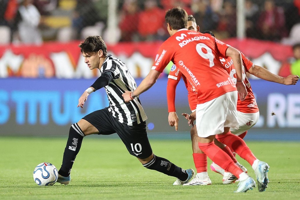 Cienciano goleia o Botafogo por 6 a 1 e deixa time brasileiro à beira da eliminação na Sul-Americana