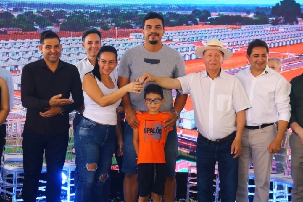 Prefeitura de Sinop participa da entrega de 796 casas e destaca atuação na oferta habitacional