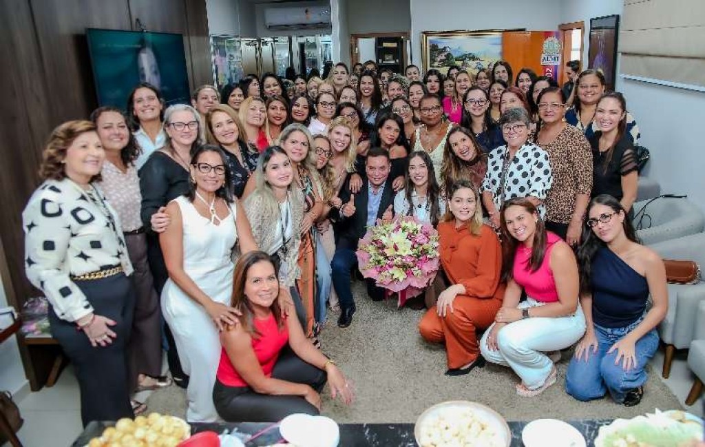 Celebração ao Dia da Mulher reúne colaboradoras no gabinete do deputado Eduardo Botelho na AL