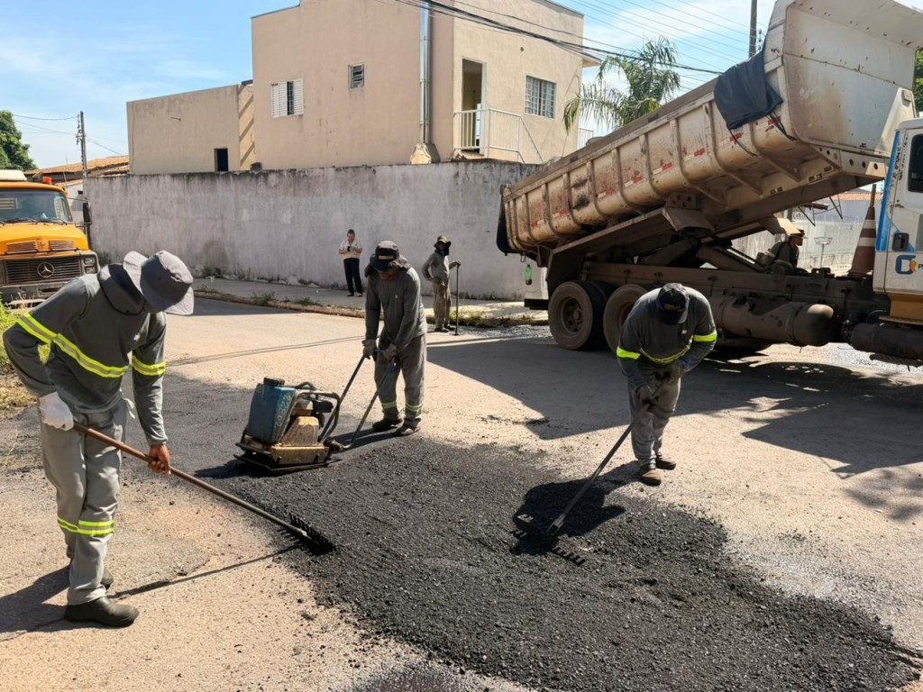 Moradores celebram tapa-buracos e renovam esperança nos bairros de Cuiabá