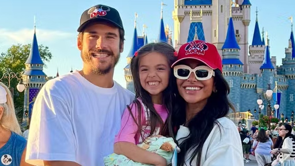 Sabrina Sato e Nicolas Prattes embarcam com Zoe para férias na Suíça: ‘Um sonho’