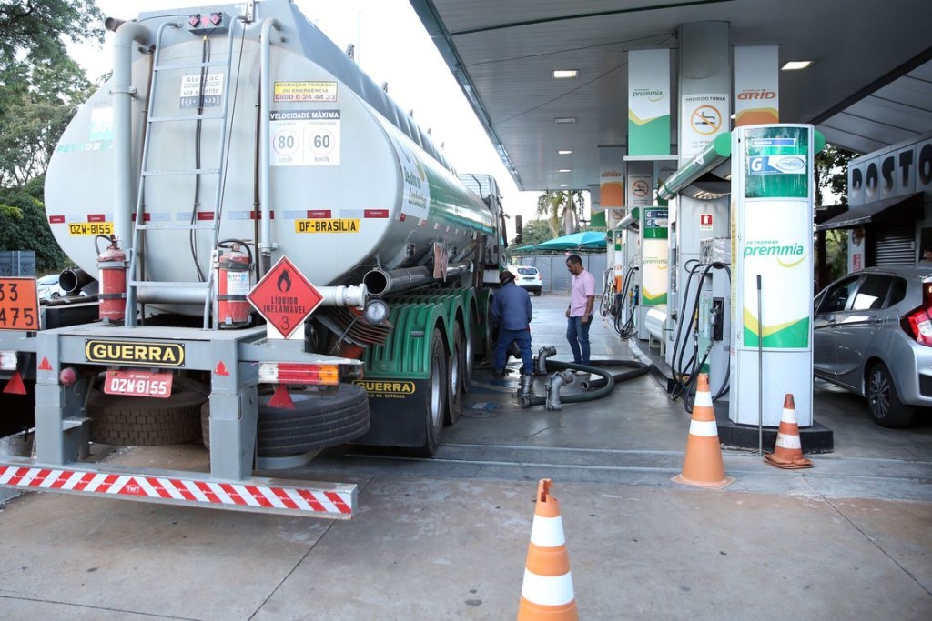 Produtor lesado: Petrobrás reduz preço do diesel, mas distribuidoras e postos embolsam