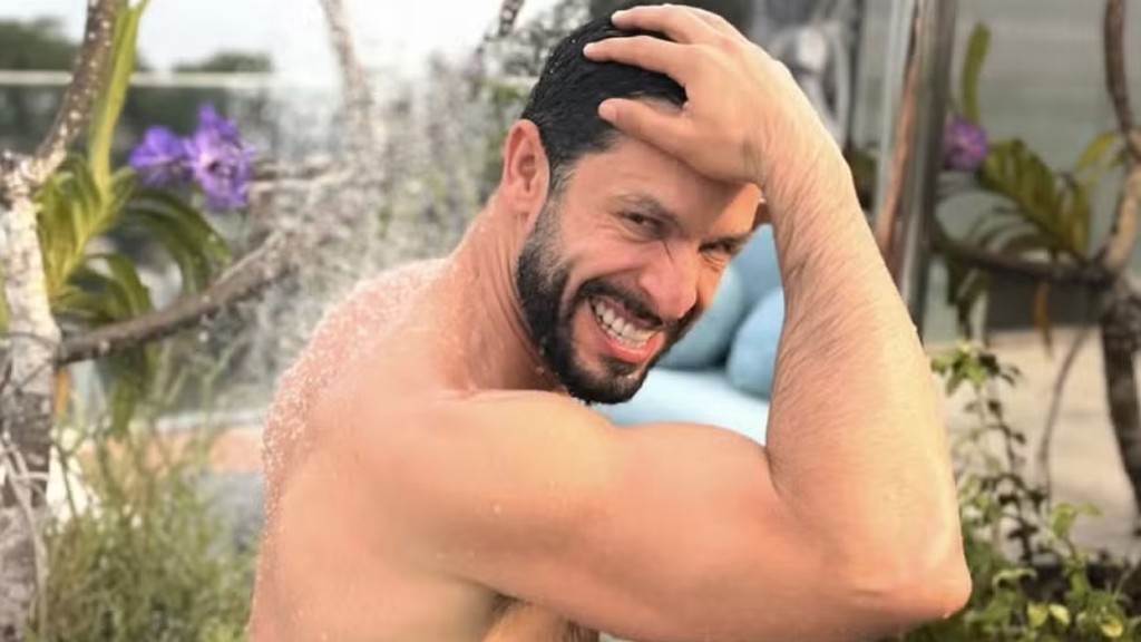 Rainer Cadete posa de sunga na praia e recebe elogios nas redes sociais: ‘Perfeito’