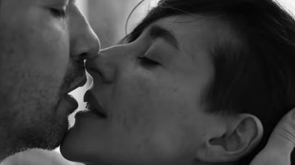 Caio Blat celebra aniversário da namorada com declaração apaixonada e foto sensual