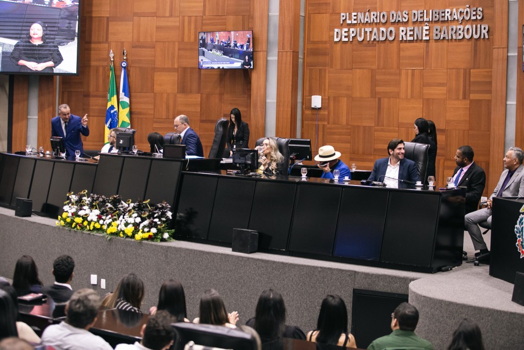 Assembleia Legislativa homenageia comerciantes, empresários e lideranças de MT