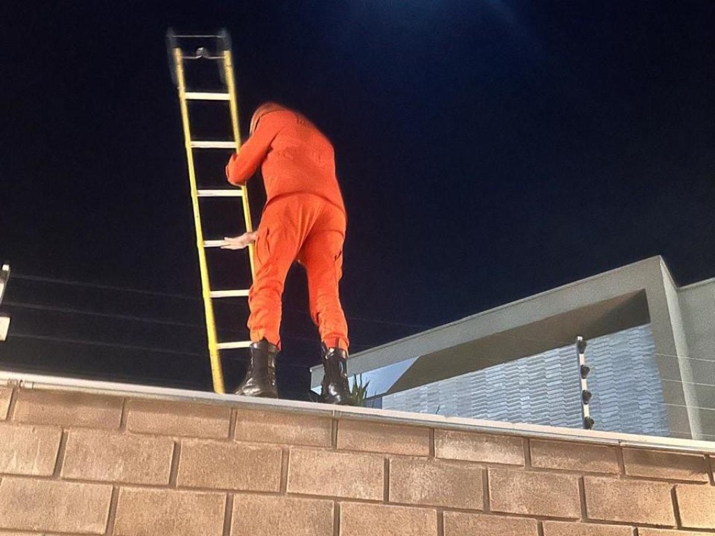 Bombeiros militares resgatam idosa de 63 anos que ficou presa em fosso