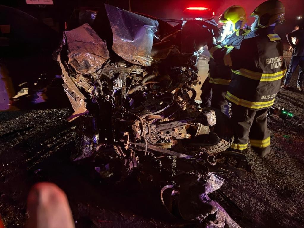 Bombeiros resgatam corpo de homem preso às ferragens de veículo após grave acidente