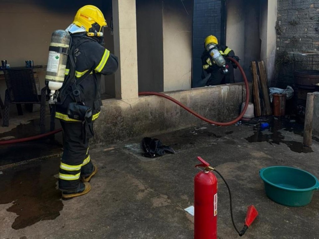 Bombeiros extinguem incêndios em residências nos municípios de Confresa e Cáceres