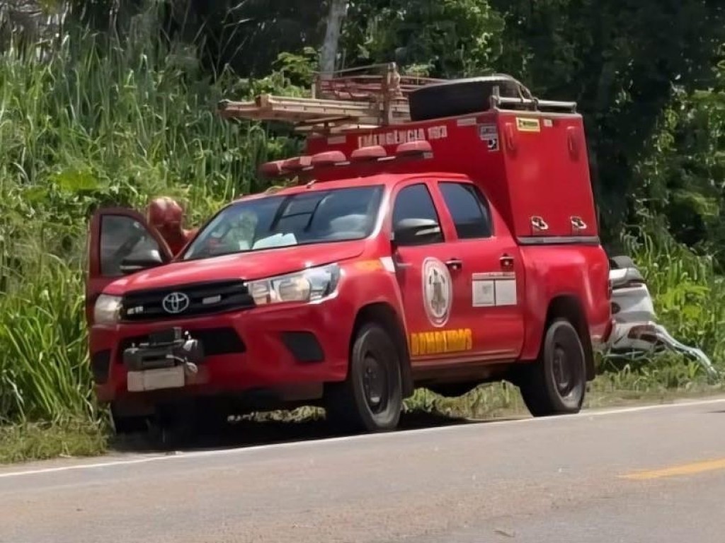 Corpo de Bombeiros presta socorro à vítima de acidente de trânsito na BR-174